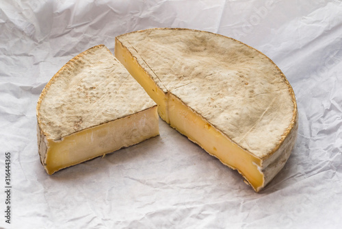 France; Auvergne. Un fromage Saint Nectaire coupé.  A cut Saint Nectaire cheese. photo