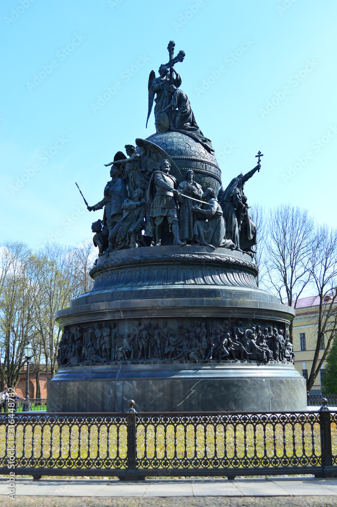 Fototapeta premium statue in the park