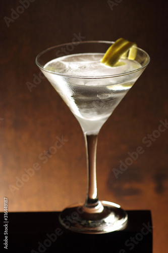 Foto Casino Royale, classic drink with gin and lemon zest