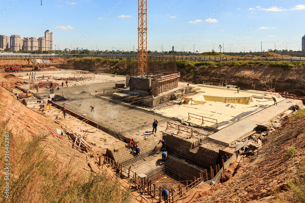 Foto de Pile driving in foundation pit for construction of apartment ...