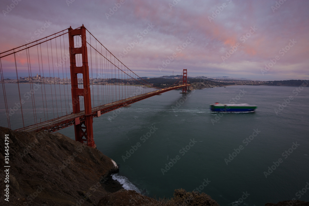 Golden gate bridge with the sun setting