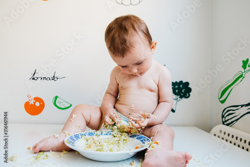 Baby-led Weaning is a complementary feeding method in which the baby itself, from 6 months of age, takes whole foods to the mouth. photo