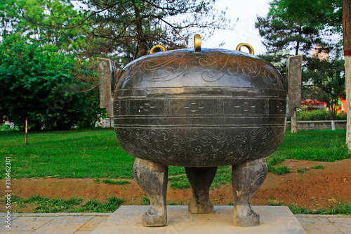Traditional Chinese bronze ritual vessels © YuanGeng
