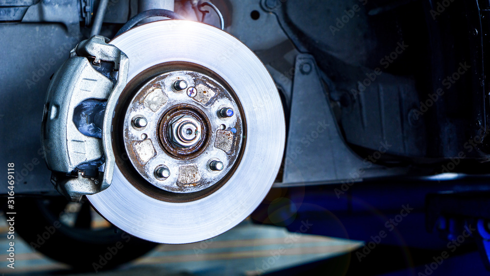 Brake in the car. Brake disk. травматическая тормоза картинка.
