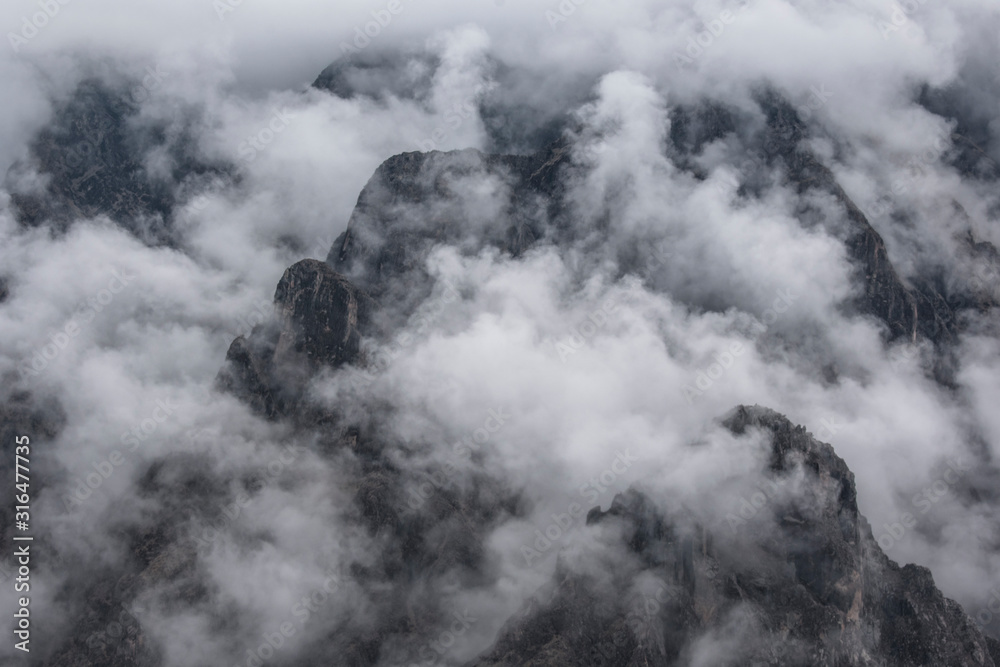Amanecer nublado sobre las montañas del cañón del colca en la cruz del condor, Perú