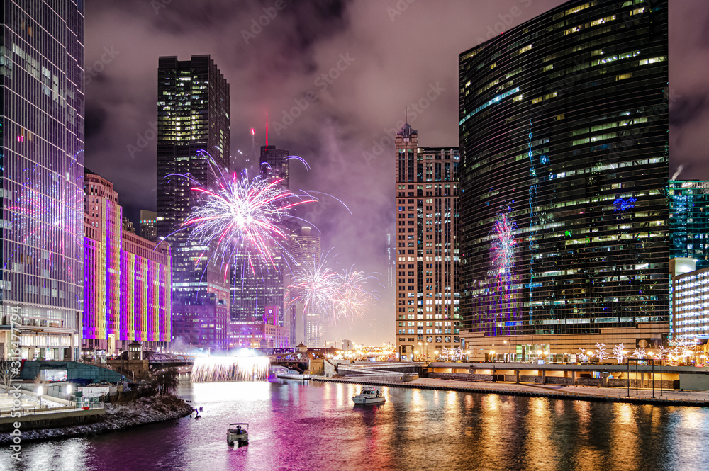Obraz premium A beautiful timelapse shot of fireworks near the Chicago River at Wolf Point in Chicago, USA