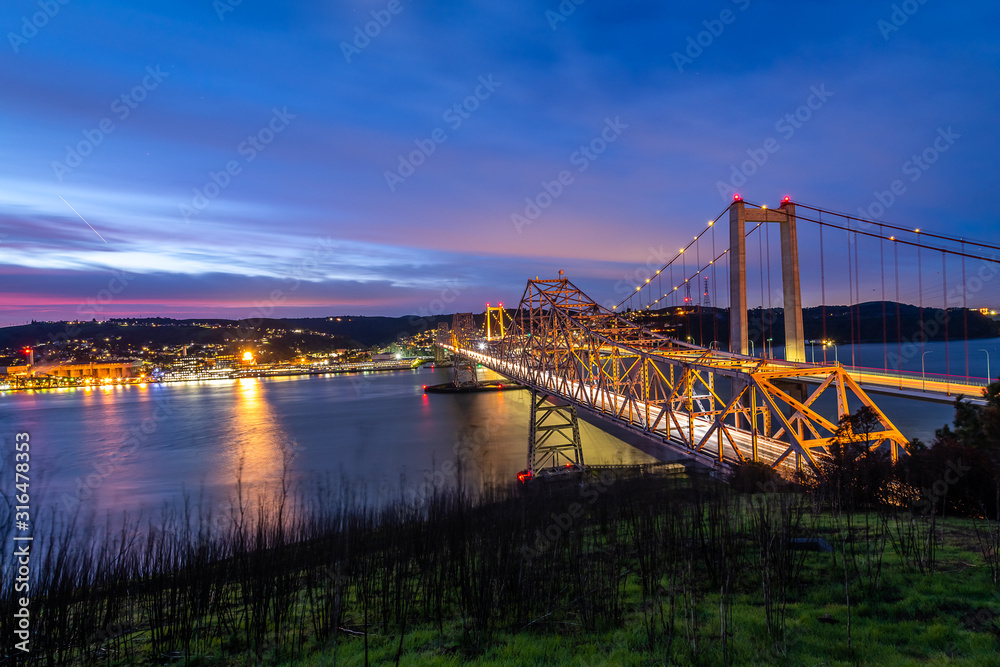 Naklejka premium Alfred Zampa Memorial Bridge at Dawn