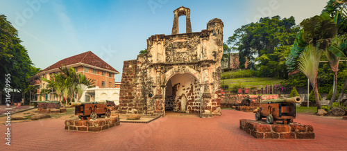 Foto Surviving gate of the A Famosa fort in Malacca, Malaysia
