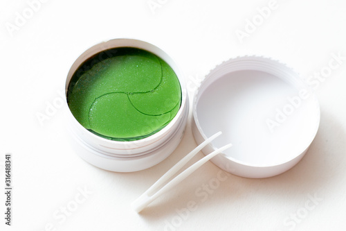 Hydrogel green spirulina cosmetic eye patch jar.