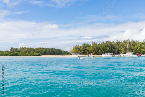 An island in Mauritius © Bossa Art