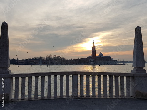 San Giorgio Maggiore au crépuscule depuis depuis le Ponte San Biasio Delle Catene photo