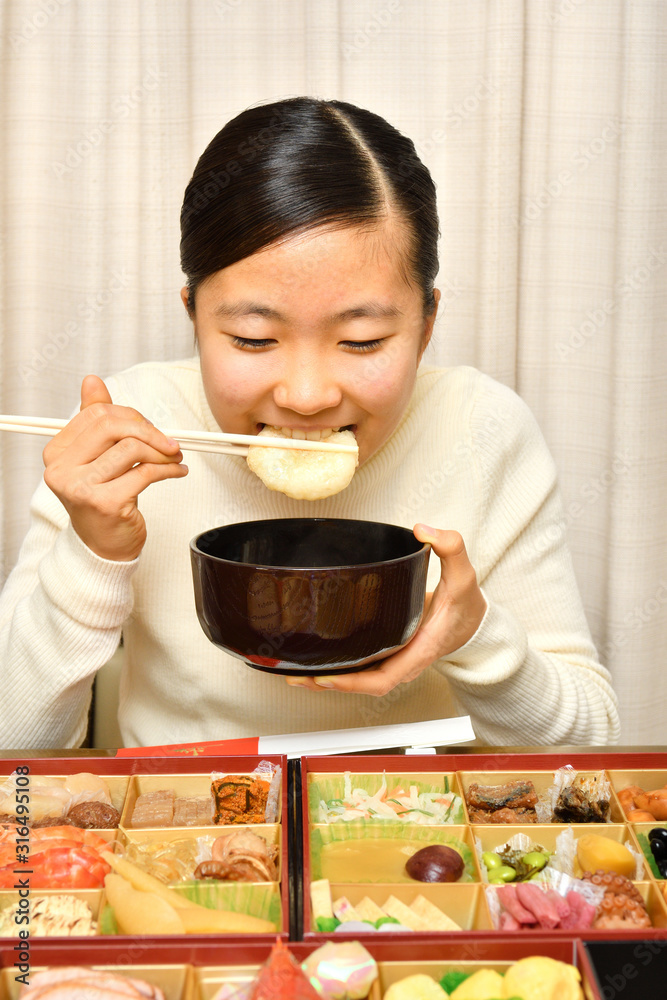 おせち料理を食べる女の子(正月) おせち料理を食べる女の子(正月)