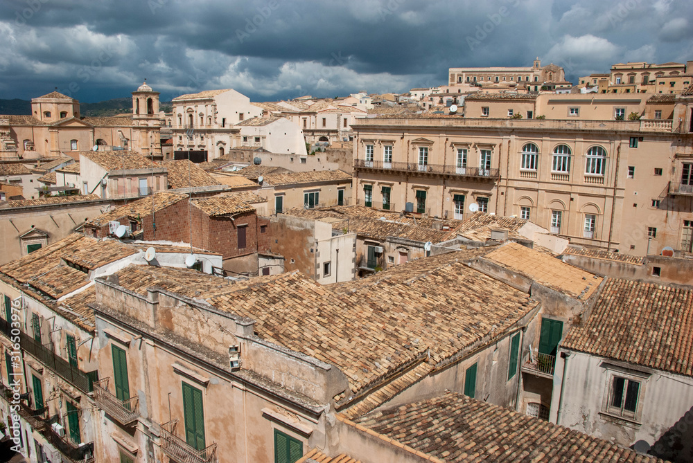 Blick über die alten und historischen Häuser der sizilianischen Stadt Noto, Italien