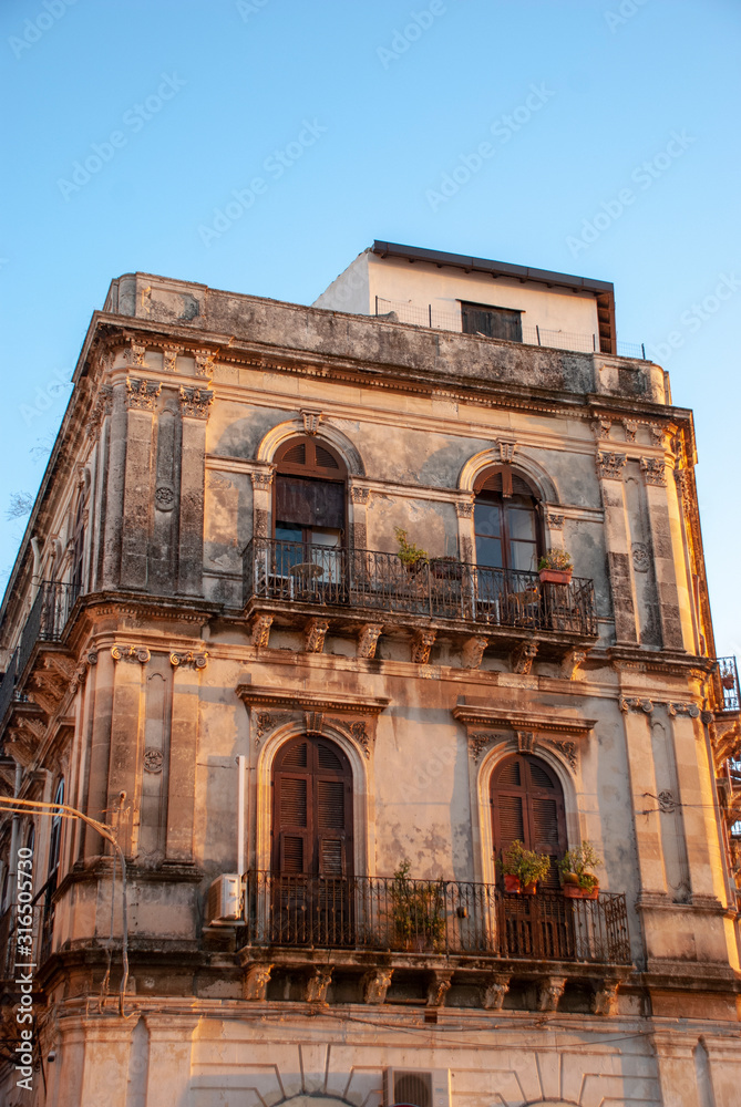 Fassade eines alten städtischen Hauses in Agrigento, Sizilien - Italien