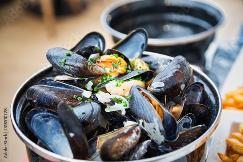 plate of mussels 