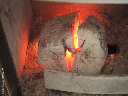 Feu de cheminée avec bûche et braises