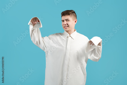 guy shows that his white shirt is too big for him