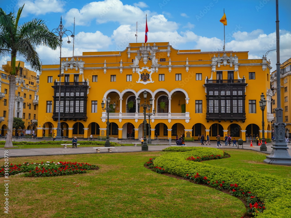 Obraz premium Yellow colors on front view of the Municipal Palace of Lima