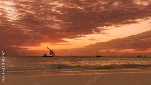 Sansibar sonnenuntergang im Afrika mit Boot im Hintergrund