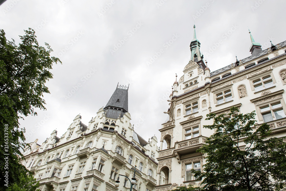 Obraz premium The architecture of the old city of Prague. Ancient buildings, cozy streets.