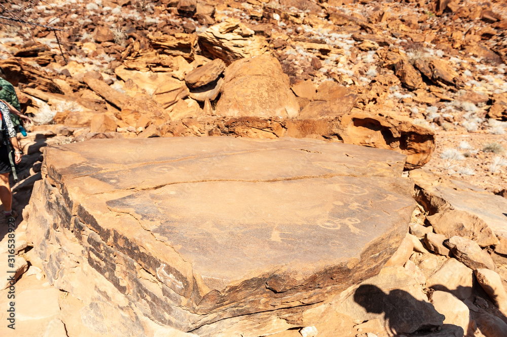 Obraz premium Detail of the prehistoric rock paintings of the San People in Western Namibia, near Twyfelfontein.