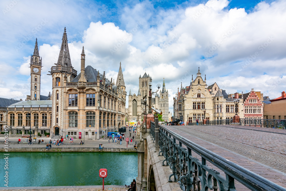 Fototapeta premium Wieże i architektura średniowiecznej Gandawy w Belgii
