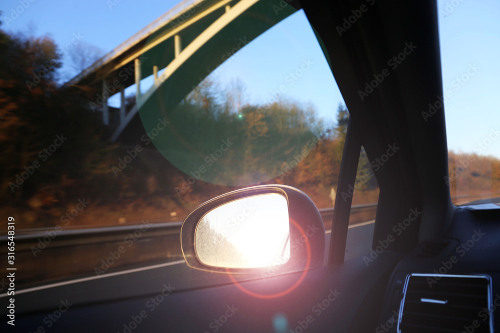 Autobahnfahrt bei aufgehender Sonne Autobahnfahrt bei aufgehender Sonne