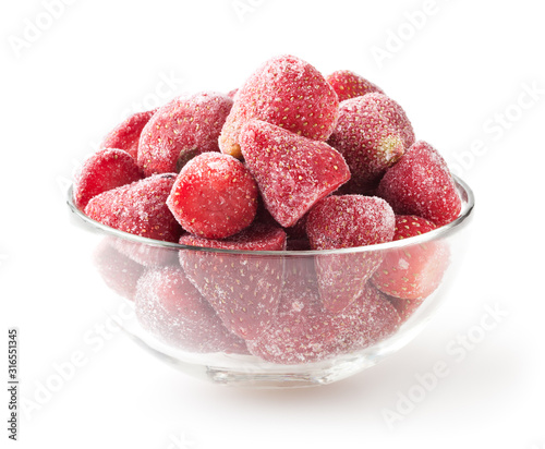 Obraz na płótnie Frozen strawberries in glass bowl isolated on white background w salonie