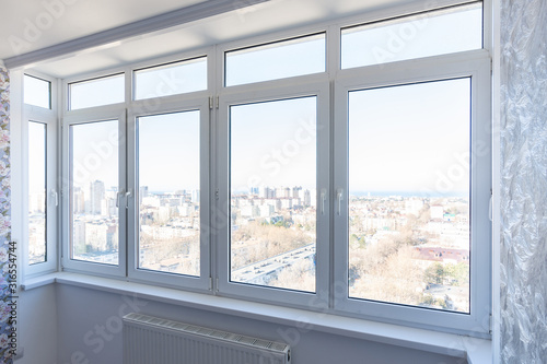 View of new plastic windows in the apartment with new repairs © madhourse