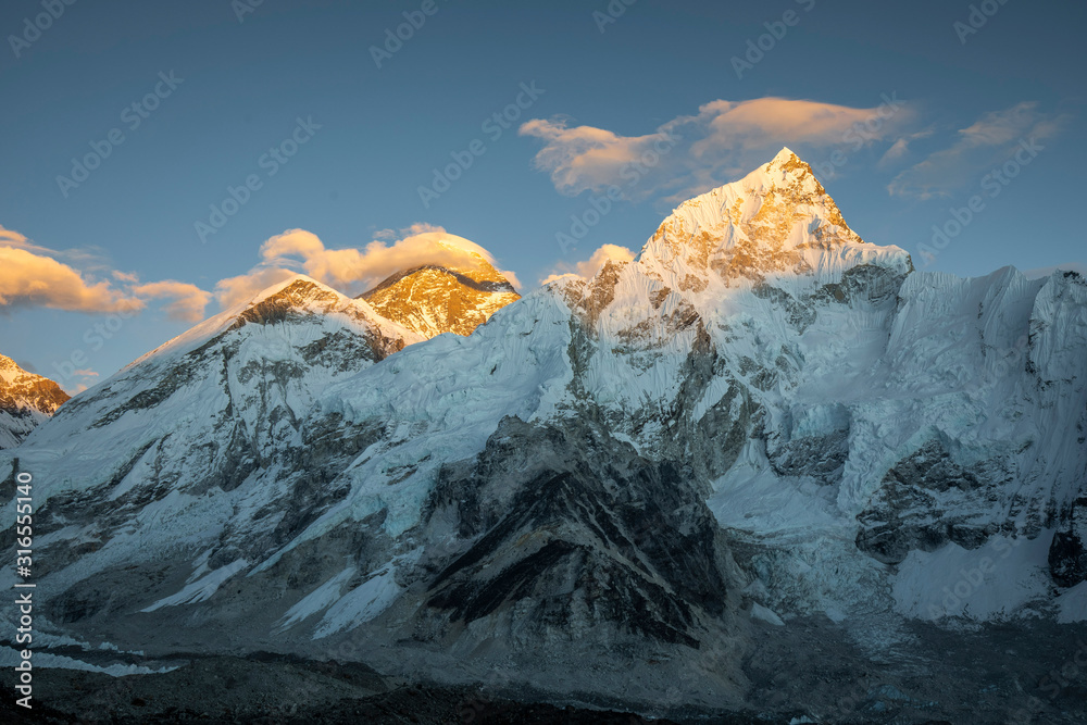 Fototapeta premium Mt Everest 8848m and Lhotse from the kala patthar at sunset, Nepal