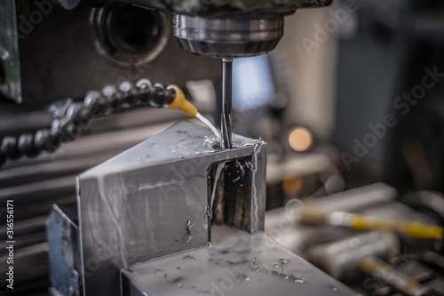 Fotografía Industrielle Fertigung eines Bauteil aus Stahl / Bauteil wird mit Kühlmittel und
