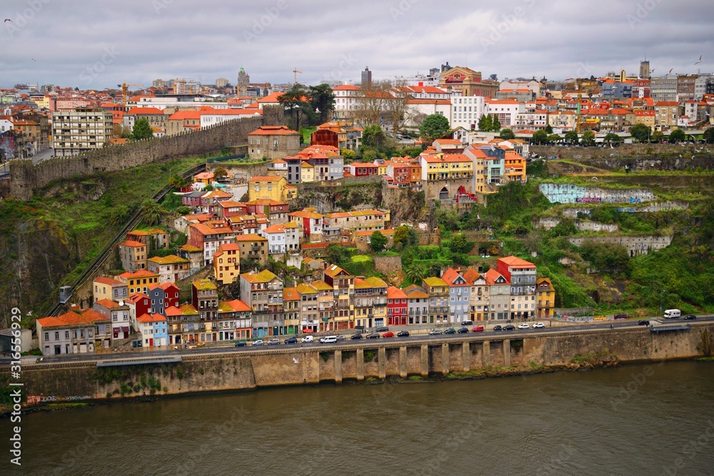 vista panoramica della città di Porto in Portogallo, sulle rive del fiume Douro, noto per i suoi grandi ponti e la produzione del vino Porto