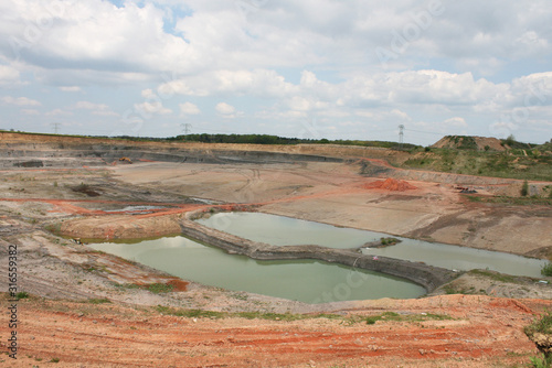 Bergbau Abbauhalde mit steigenem Grundwasser