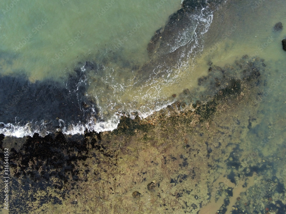 Obraz premium Plage, rochers et vagues vue du ciel