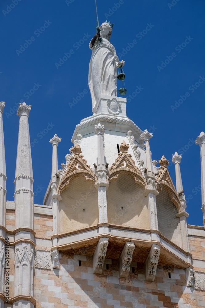 Fototapeta premium Marble statues on top of the Basilica and Cathedral of San Marco in Venice, Italy