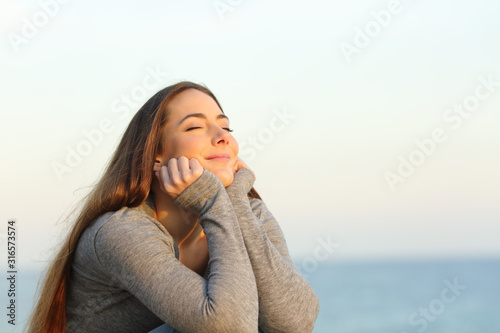 Cuadro en lienzo Candid woman breathing fresh air relaxing on the beach