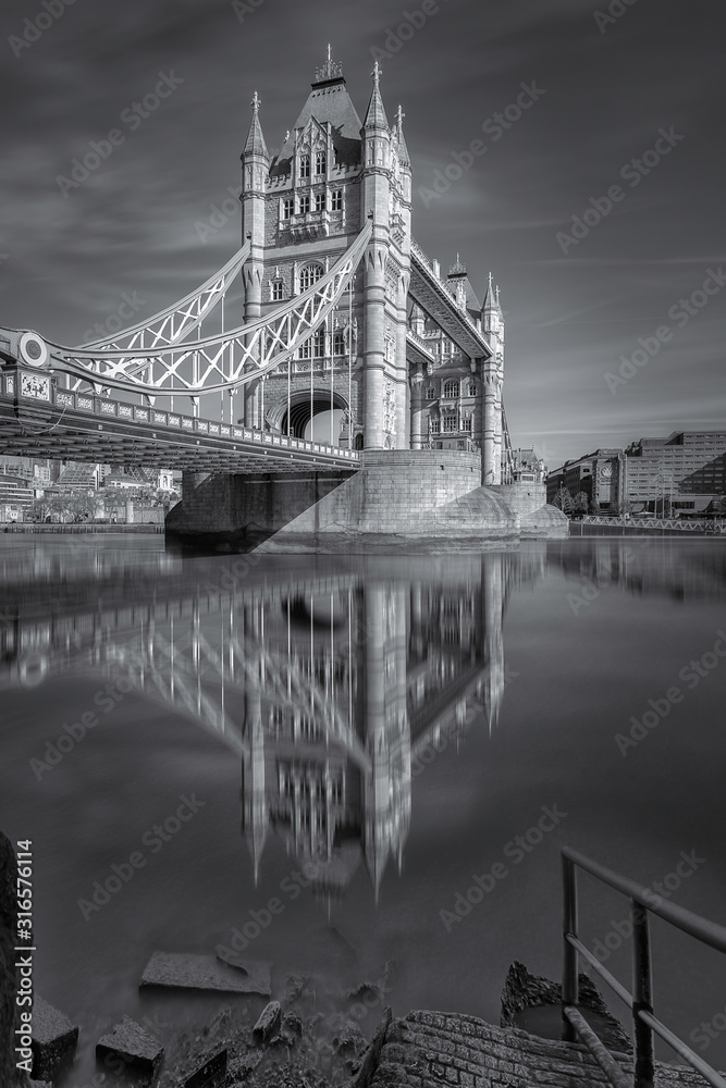 Obraz premium Tower bridge reflection in black and white