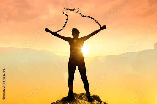 Silhoutte einer Frau mit gesprengten Ketten photo