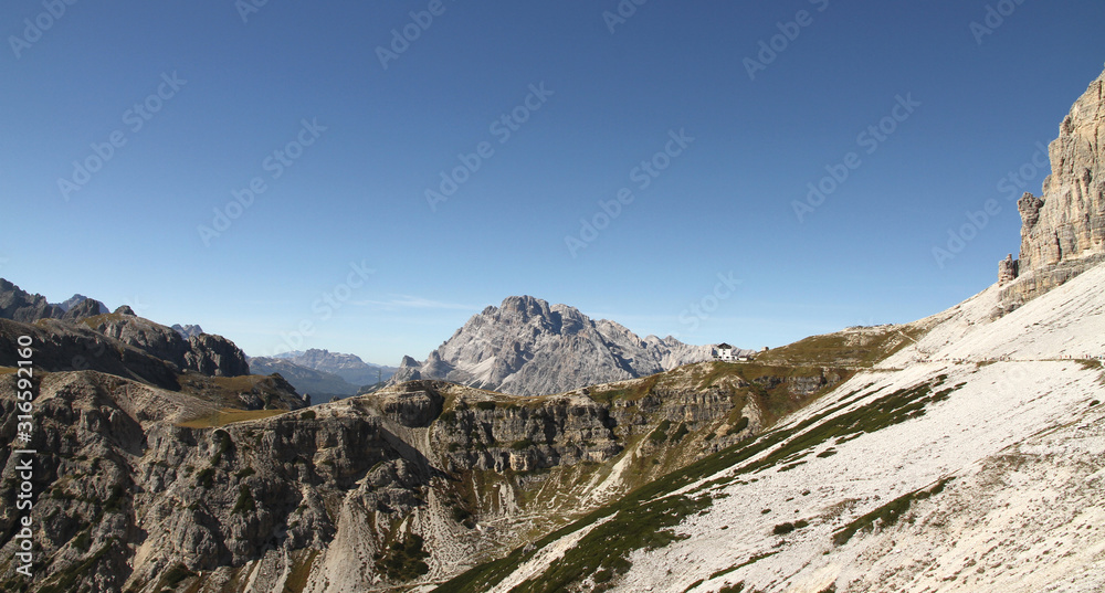 Dolomiten Wanderung im Herbst rund um die Drei Zinnen mit schöner Bergkulisse zur Drei-Zinnen-Hütte in Südtirol Italien Europa