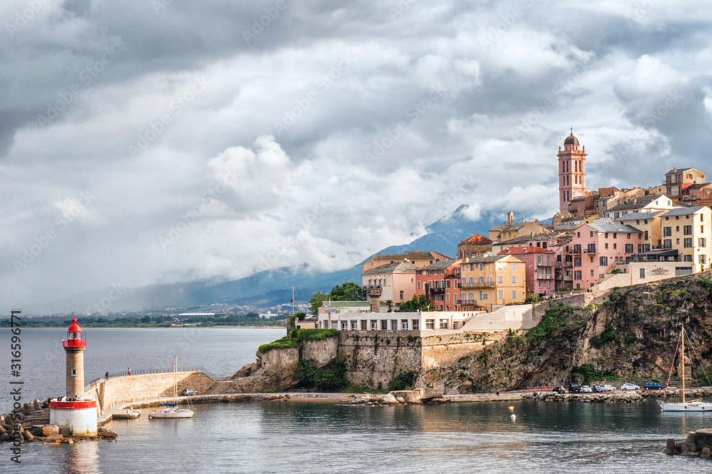 Leuchtturm in Bastia Frankreich Korsika Insel ruhe Wasser Meer blau roter leuchtturm hafen orientierungspunkt stadt Küste