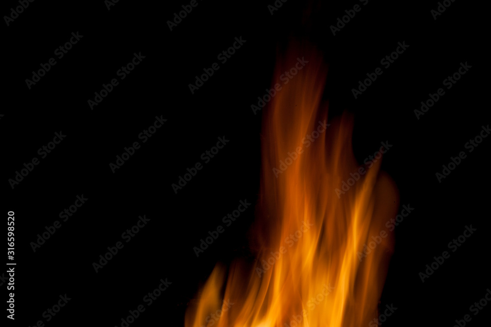 llamarada de fuego anaranjado sobre fondo negro llamarada de fuego anaranjado sobre fondo negro