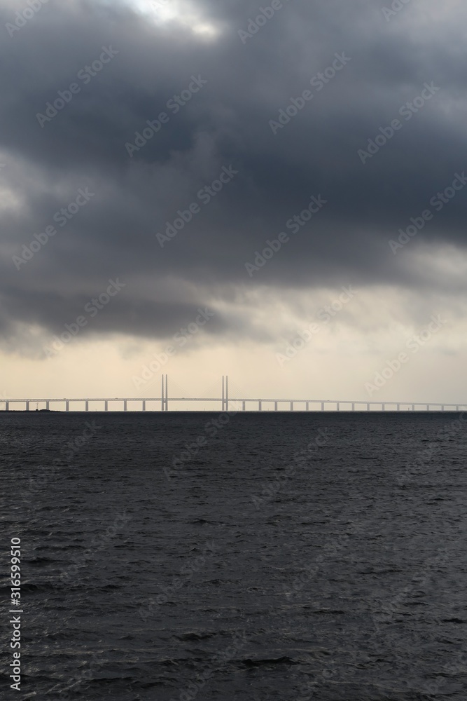 Die Öresundbrücke von Malmö aus gesehen nach einem starken Regen