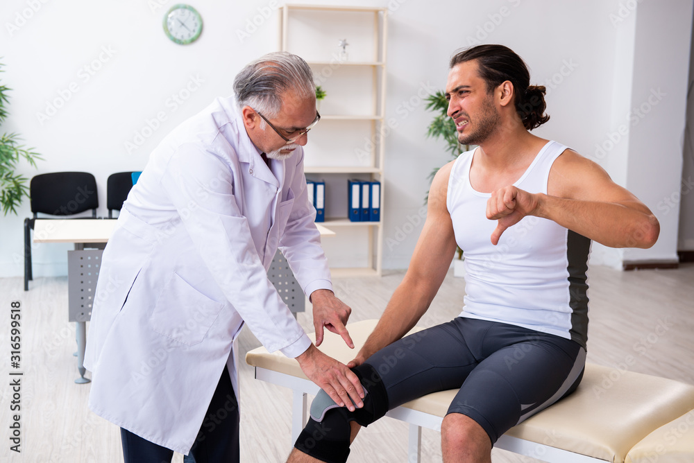 Obraz premium Young male patient visiting experienced doctor