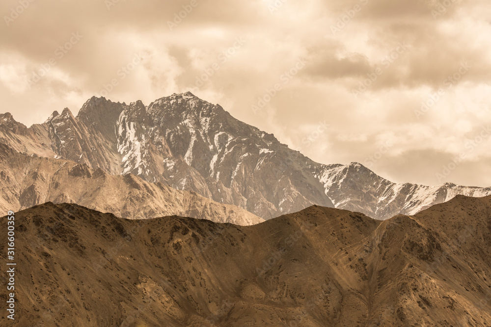 Fototapeta Himalaya mountains in Kardung- La, Ladakh, India