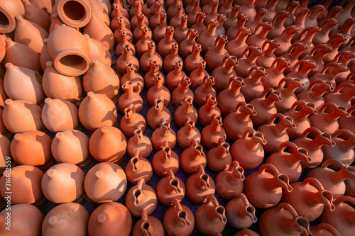 Fototapeta Naklejka Na Ścianę i Meble -  top view ceramic jugs pattern for wine in a street market