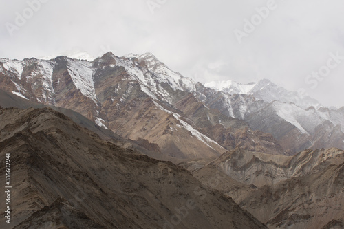 Himalaya mountains in Kardung- La, Ladakh, India © urdialex