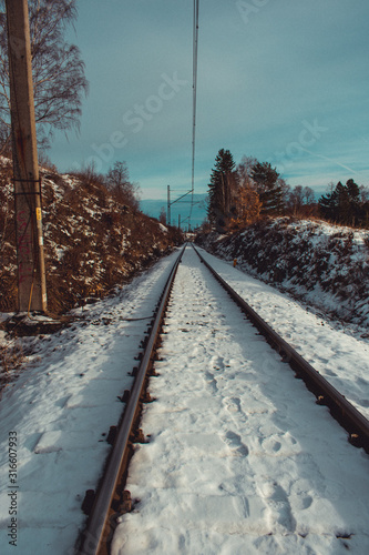Tory kolejowe w górach, zaśnieżone tory