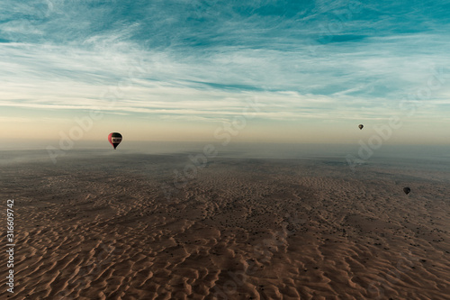 Viaje en globo sobre el desierto de Dubai 
