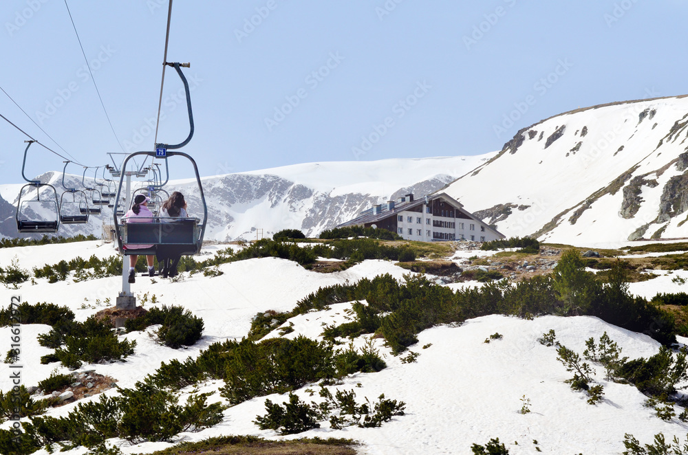 Obraz premium Cableway Gondola in the Winter Mountains in Bulgaria