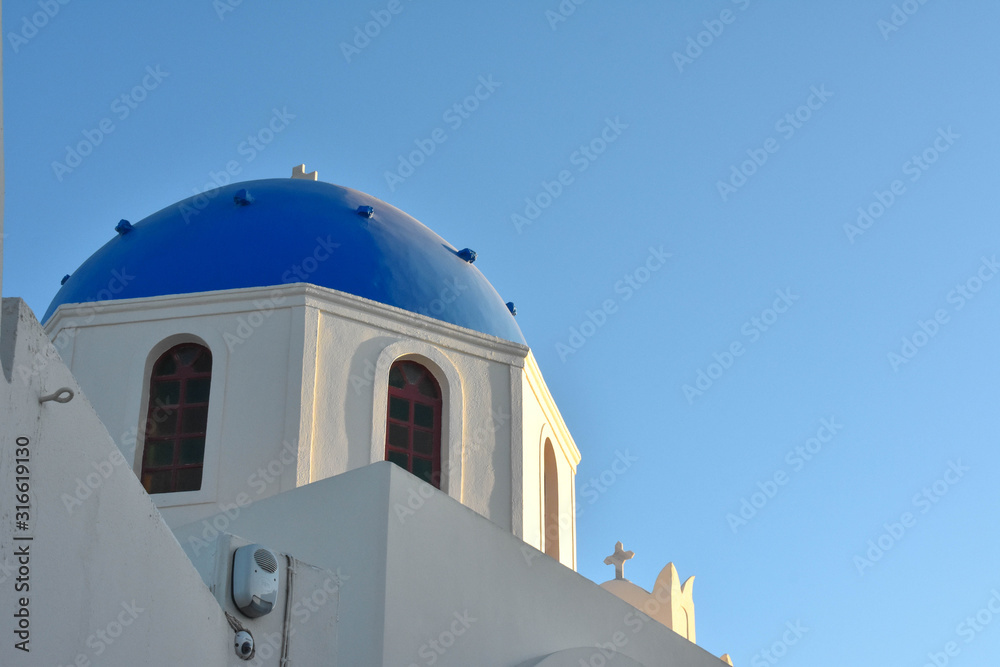 Cúpula azul de la isla de Santorini, Oia, Grecia.